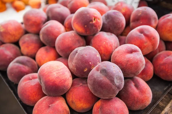 Haufen Frischer Reifer Pfirsiche Auf Dem Örtlichen Bauernmarkt Sommerfrucht — Stockfoto