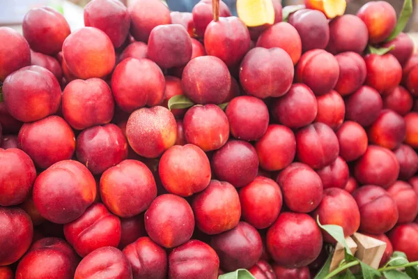 Haufen Frischer Reifer Pfirsiche Auf Dem Örtlichen Bauernmarkt Sommerfrucht — Stockfoto