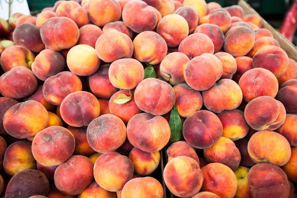 Haufen Frischer Reifer Pfirsiche Auf Dem Örtlichen Bauernmarkt Sommerfrucht — Stockfoto