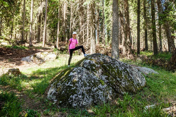 Šťastná Holčička Vrcholku Velké Skály Lese Dobrodružství Přírodě — Stock fotografie