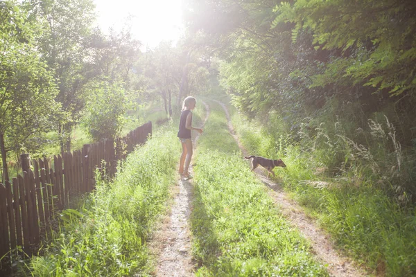 Маленькая Девочка Домашней Собакой Гуляет Сельской Дороге Деревне Летний День — стоковое фото