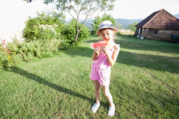 Portret Van Een Lachend Meisje Dat Watermeloen Eet Achtertuin Van — Stockfoto