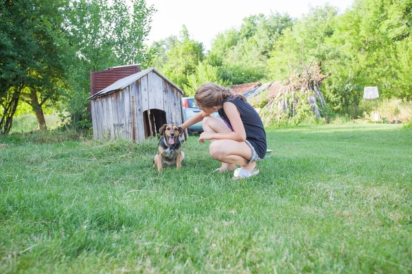 Bambina Con Cane Domestico Cortile Nel Villaggio Giorno Estate — Foto Stock