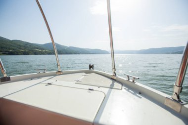 Nehir teknesinden görüntü. Tuna Nehri. Suda yaz günü.