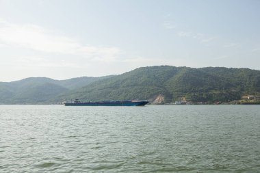 Tuna Nehri 'ndeki nehir nakliye gemisi. Yaz günü.
