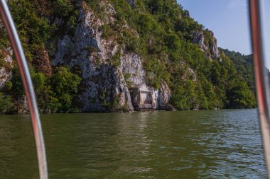 Tuna Nehri, Tabula Traiana 'da bir Roma anıtı plaketi, nehir teknesinden manzara. Yaz günü. Romanya ve Avrupa 'ya bakan Sırp tarafında yer alan