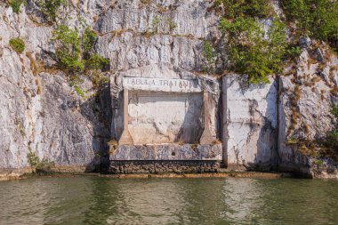 Tuna Nehri, Tabula Traiana 'da bir Roma anıtı plaketi, nehir teknesinden manzara. Yaz günü. Romanya ve Avrupa 'ya bakan Sırp tarafında yer alan
