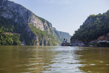 Tuna Nehri Doğa Manzarası. Demir Kapılar Vadisi, Tuna Nehri 'ni doldurun. Doğu Sırbistan. Romanya ile Sınır, Avrupa. Yolcu gemisinden Görünüm
