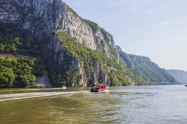 ドナウ川自然景観 鉄門峡 ドナウ川の峡谷 セルビア東部 ルーマニア ヨーロッパとの国境 クルーズ船からの眺め — ストック写真