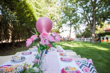 Yaz bahçesinde misafir için güzel bir kır manzarası, doğal ışık, gün ışığı, yaz mevsimi