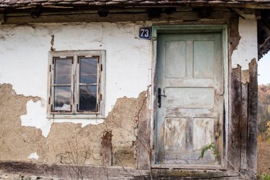 Eski terk edilmiş kır evi, çiftlik, kırsal, köy evi..