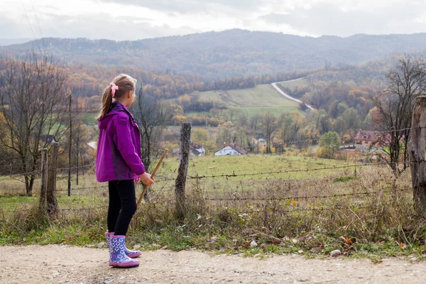 Retrato Menina Jovem Caminhante Bela Paisagem Natureza Dia Outono Luz — Fotografia de Stock