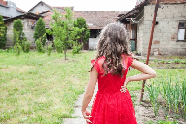 Dívka Červených Šatech Kudrnatým Účesem Dvorku Jaře — Stock fotografie