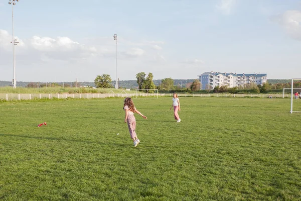 Två Små Flickor Kul Gröna Fält Sommardagen — Stockfoto