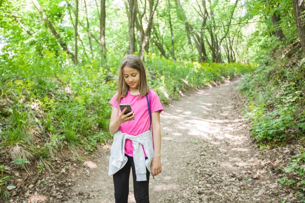 Dívka Turistka Pomocí Telefonu Pro Navigaci Venkově Silnici Lese — Stock fotografie