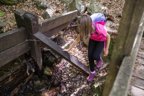 Pequena Menina Caminhante Refrescar Pela Água Riacho Floresta — Fotografia de Stock