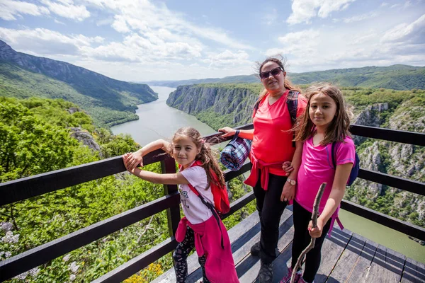 Familie Uitkijkpunt Prachtig Natuurlandschap Prachtig Uitzicht Donau Zonnige Lentedag Reisbestemming — Stockfoto