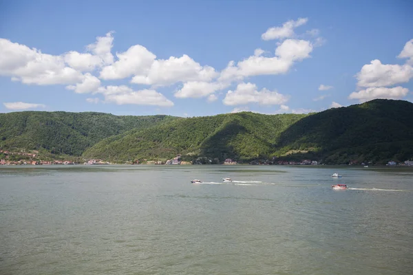 Dunaj Rzeka Statek Wycieczkowy Piękny Krajobraz Przyrody Cel Podróży Serbia — Zdjęcie stockowe