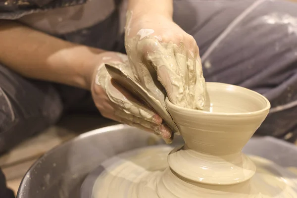 Kobieta Artystka Ceramiki Kształtuje Glinę Kole Ceramiki Ręcznie Robione Rzemiosło — Zdjęcie stockowe