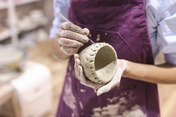 Artista Cerâmica Feminina Trabalhando Tigela Barro Artesanato Artesanal Criativo Estúdio — Fotografia de Stock