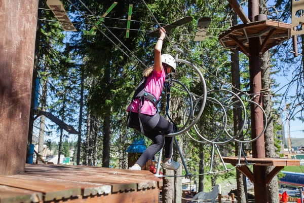 Menina Equipamentos Segurança Parque Diversões Aventura Criança Divertindo Livre Desportos — Fotografia de Stock