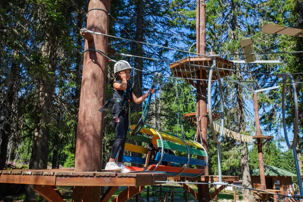 Menina Equipamentos Segurança Parque Diversões Aventura Criança Divertindo Livre Desportos — Fotografia de Stock