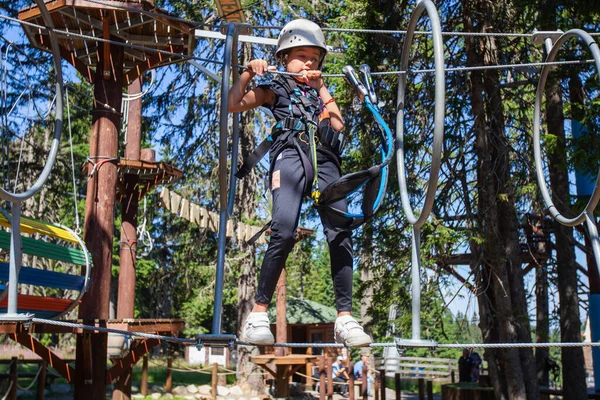 Menina Equipamentos Segurança Parque Diversões Aventura Criança Divertindo Livre Desportos — Fotografia de Stock