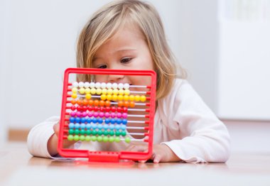 küçük kız Abacus ile öğrenme