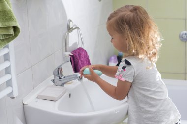 küçük kız el yıkama
