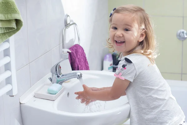 Klein meisje wassen van de handen — Stockfoto