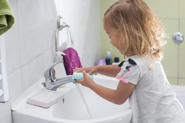 Klein meisje wassen van de handen — Stockfoto