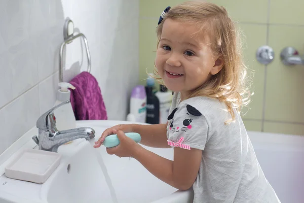 Klein meisje wassen van de handen — Stockfoto