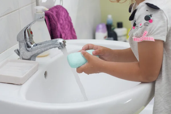 Klein meisje wassen van de handen — Stockfoto