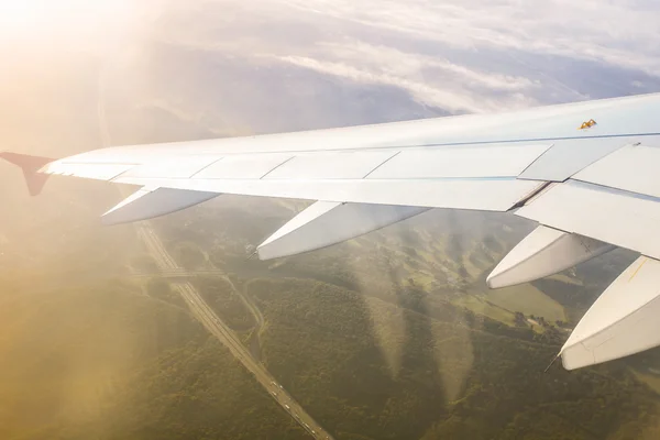 창 비행기를 통해 접지 — 스톡 사진