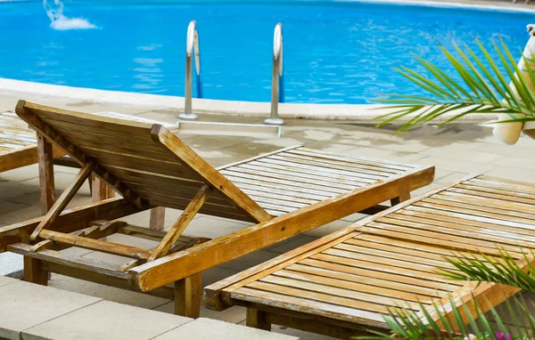 Chaises longues à la piscine — Photo