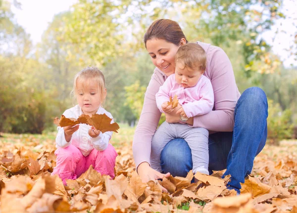 Šťastná rodina podzim — Stock fotografie