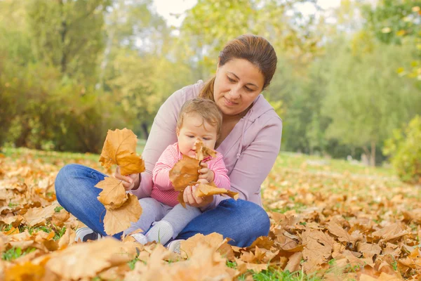 Outono família feliz — Fotografia de Stock