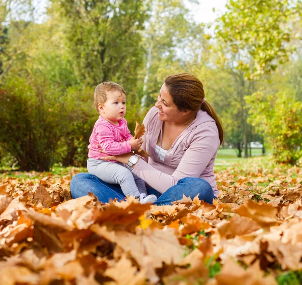 Outono família feliz — Fotografia de Stock