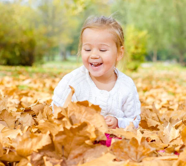 Kleine Mädchen haben Spaß im Herbst — Stockfoto