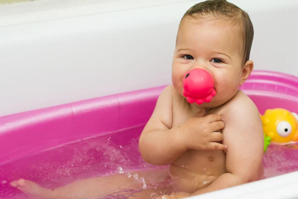 Babybadevergnügen — Stockfoto