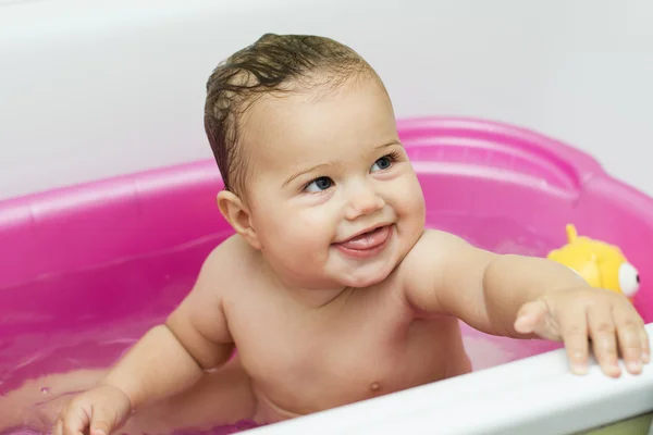 Adorable bebé bañándose — Foto de Stock