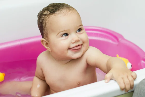 Adorável banho de bebê — Fotografia de Stock