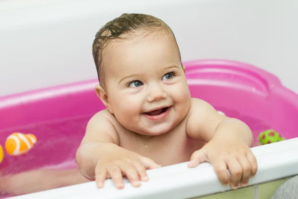 Adorável banho de bebê — Fotografia de Stock