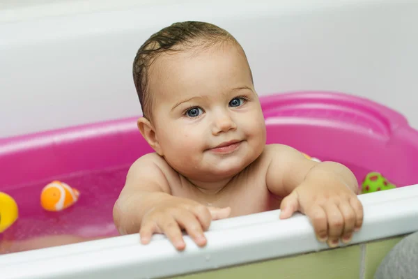 Adorável banho de bebê — Fotografia de Stock