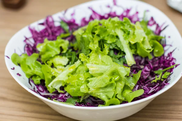 Čerstvé zdravé jídlo salát — Stock fotografie