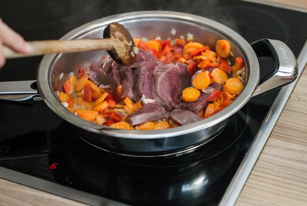 红肉准备做饭 — 图库照片