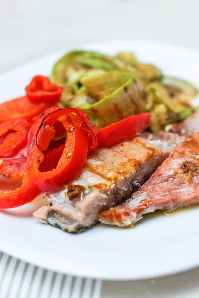 Salmón a la parrilla y verduras mixtas — Foto de Stock