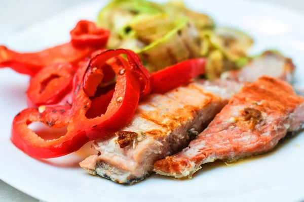 Salmón a la parrilla y verduras mixtas — Foto de Stock