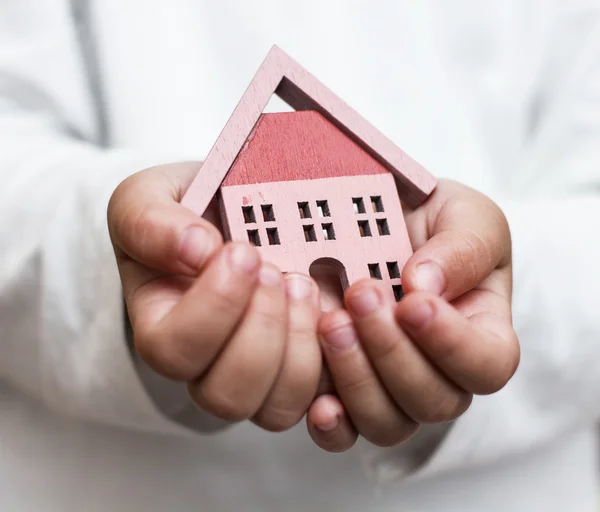 Casa en la mano — Foto de Stock