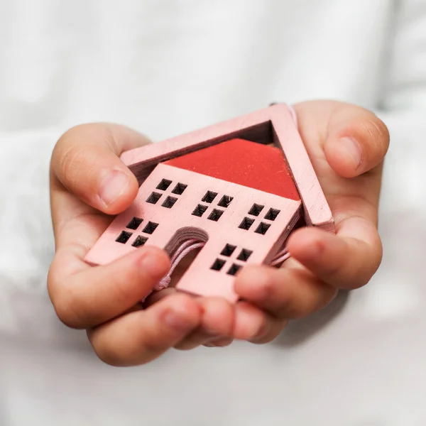 Casa en la mano — Foto de Stock